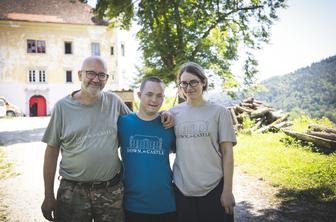 Kupili so propadajoči dvorec in začeli uresničevati družinske sanje: "To je projekt za več generacij"