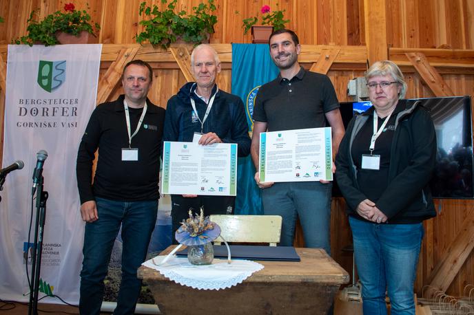 Baška grapa gorniška vas | Vodja projekta Tomaž Štenkler, predsednik Planinske zveze Slovenije Jože Rovan, župan Občine Tolmin Alen Červ in vodja projekta Alenka Zgaga ob slovesnem podpisu pristopne deklaracije Baške grape v skupnost Gorniške vasi. | Foto Cene Panjtar