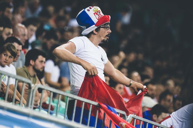 Leta 2022 ni manjkalo srbskih navijačev tudi na delih stadiona v Stožicah, ki niso spadala pod gostujočo tribuno. | Foto: Grega Valančič/Sportida