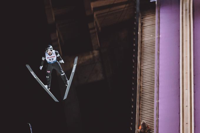 Lanišek je v prvi seriji opravil odličen skok in pri daljavi 136 m pristal celo v telemark. | Foto: Sportida