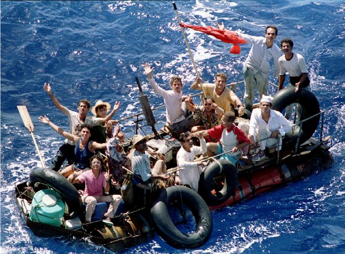 To so Kubanci, ki so leta 1994 tvegali svoje življenje, da bi iz Kube zbežali v ZDA. Po Castrovem prevzemu oblasti je s Kube, predvsem na bližnjo Florido, zbežalo že več sto tisoč Kubancev. V ZDA zdaj živi več kot dva milijona Kubancev, slab milijon na jugu Floride (za primerjavo: Kuba ima zdaj okoli 11 milijonov prebivalcev). Kubanci v ZDA so ostri nasprotniki komunističnega režima v svoji domovini.
  | Foto: Reuters