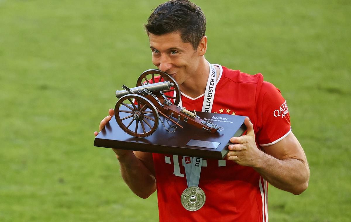 Robert Lewandowski | Kapetan poljske nogometne reprezentance in nogometaš münchenskega Bayerna Robert Lewandowki je po pokalu za najboljšega strelca bundeslige prejel še drugo trofejo.  | Foto Reuters
