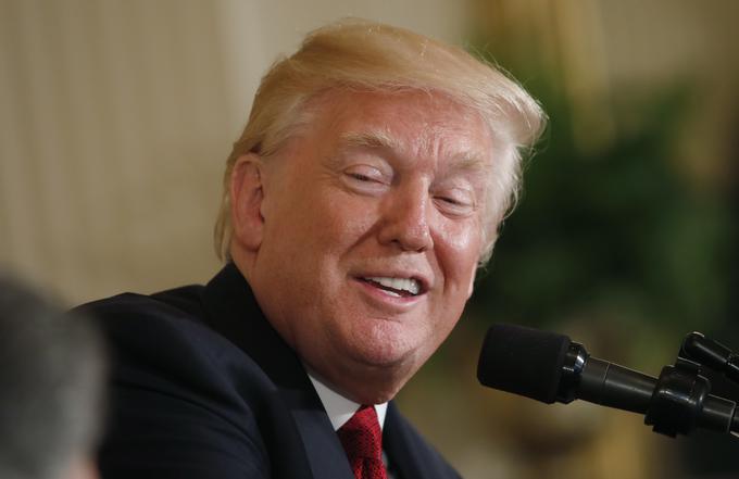 Ameriški predsednik Donald Trump razmišlja, da bi nekaj več kot šest tisoč podatkovnih središč ameriške vlade premestili v oblak. | Foto: Reuters