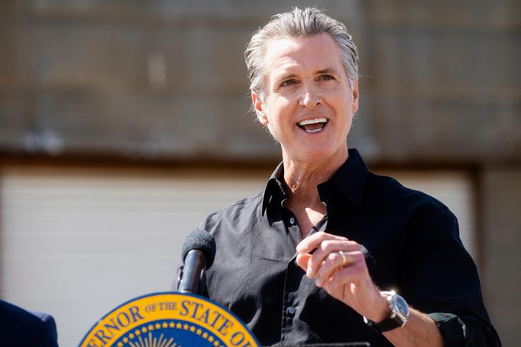 Gavin Newsom se omenja kot morebitni demokratski predsedniški kandidat na volitvah leta 2028. Za zdaj mu ankete ne kažejo dobro, težavo ima že s prepričevanjem demokratskih volivcev. Mu bo odmevni spor s Trumpom pomagal, da si bo pred strankarskimi volitvami pridobil simpatije demokratskih volivcev? | Foto: Guliverimage