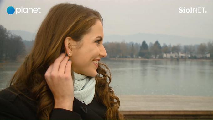 Sara slušni aparat nosi ves čas, a je komaj opazen, zato bi težko ugotovili, da ima težave s sluhom. | Foto: Planet TV