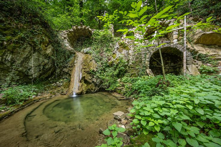 Majhen obokan slap s tolmuni ob ruševinah starega zapuščenega mlina se skriva v gozdu blizu vasi Stomaž. | Foto: Shutterstock