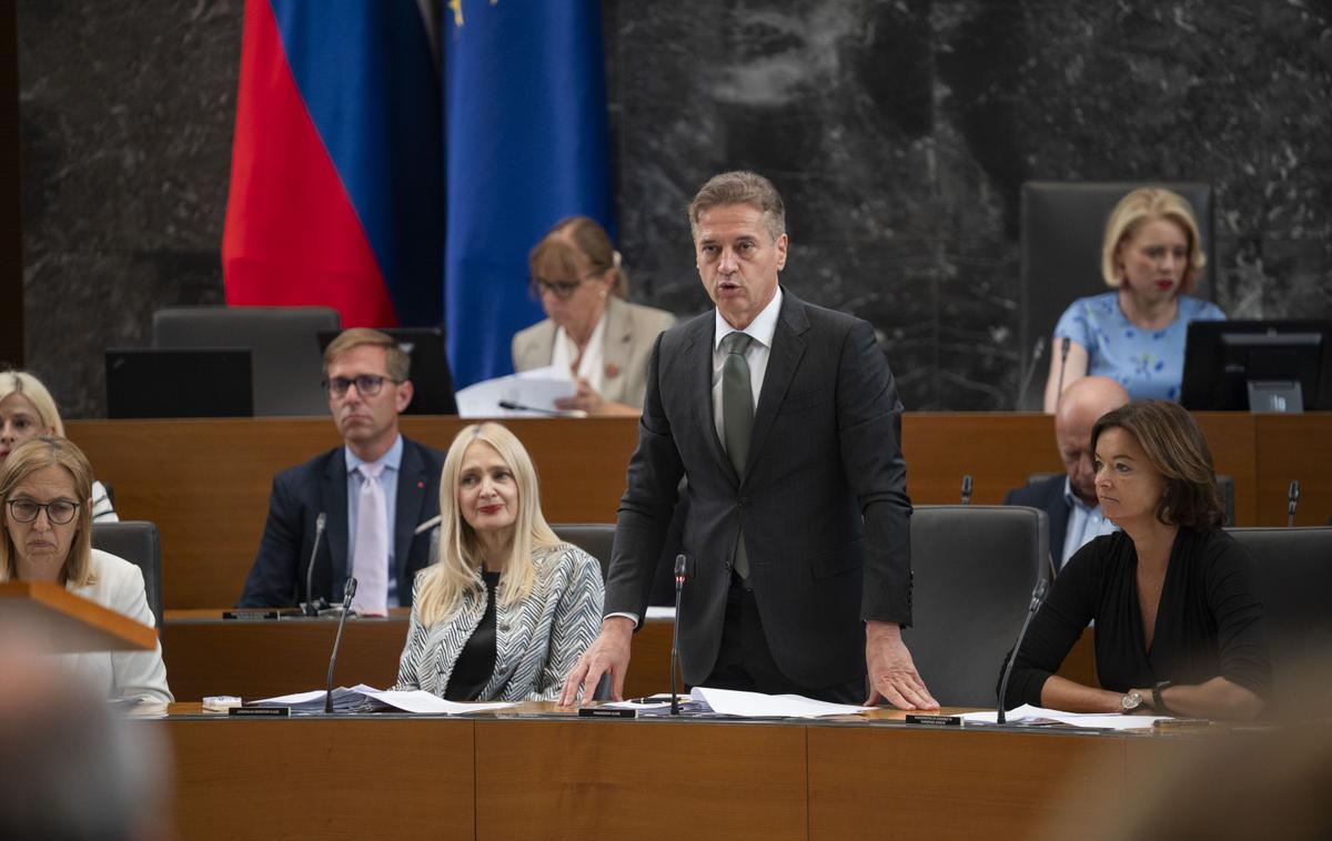 Golob Robert Državni zbor poslanska vprašanja | Predlog sklepa za preklic je pretekli petek v parlamentarni postopek vložila Svoboda, s predsednikom stranke in premierjem Robertom Golobom na čelu.  | Foto STA/Boštjan Podlogar