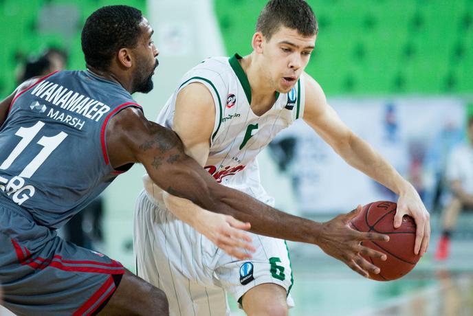 Olimpija se je v boju z Bambergom in sodniki prebudila prepozno
