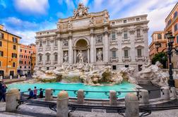 Turistka v Rimu splezala na slavno fontano, da bi si napolnila plastenko #video