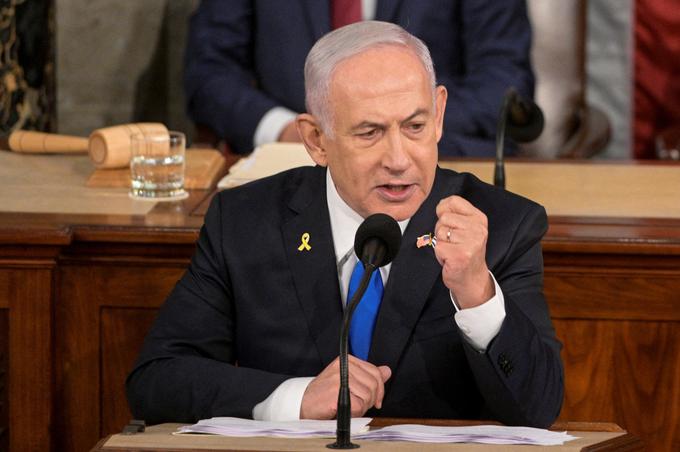 Številni politični analitiki domnevajo, da je izraelski premier Benjamin Netanjahu pripravljen na veliko zaostritev na Bližnjem vzhodu. Sicer je Netanjahu znotraj Izraela že od Hamasovega vdora 7. oktobra lani deležen številnih graj. Nekateri so prepričani, da ga vojna proti Hamasu ohranja na oblasti. | Foto: Reuters