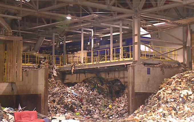 VOKA Snaga ima ogromne stroške s pošiljanjem odpadkov, ki ostanejo po predelavi v regijskem centru na Barju, v sežigalnice. | Foto: Planet TV