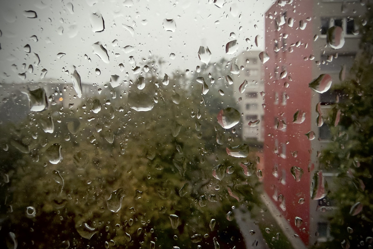 Padavine so okoli poldneva zajele prestolnico države.  | Foto: Ana Kovač