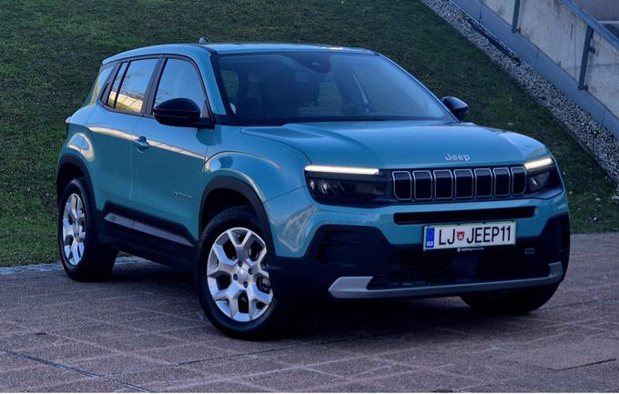 Avenger MHEV je s 1.355 kilogrami za cent težji od "čiste" bencinske različice. Po obeh homologacijah njuna nosilnost znaša 427 kilogramov.  | Foto: Aleš Črnivec