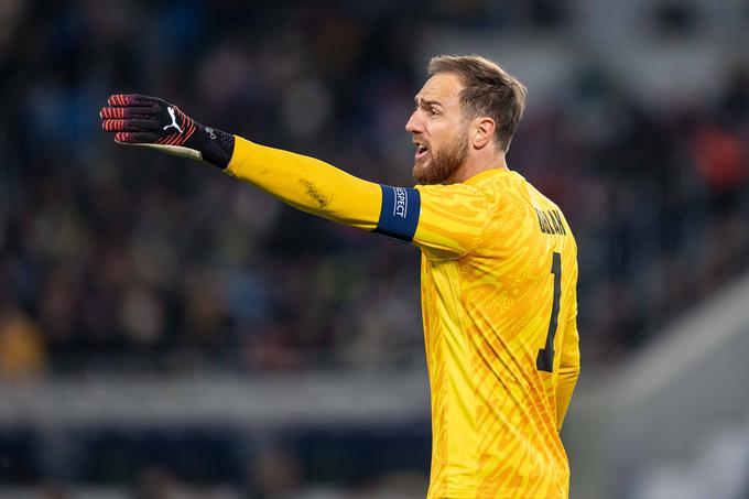 Jan Oblak je v zaključku prvega polčasa rešil Slovenijo pred zanesljivim zadetkom. | Foto: Guliverimage