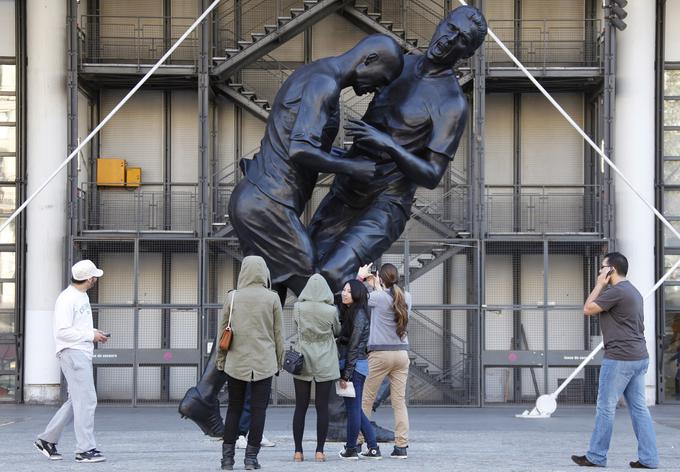 V Parizu so spomin na incident v finalu svetovnega prvenstva 2006 ovekovečili kar s kipom. | Foto: Reuters