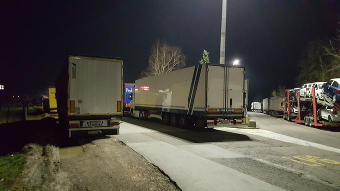 Ko namenskih parkirnih površin zmanjka, vozniki tovorna vozila puščajo, kjer pač imajo prostor. Na počivališčih so tudi tovornjaki s slovenskimi registracijami.   | Foto: Metka Prezelj