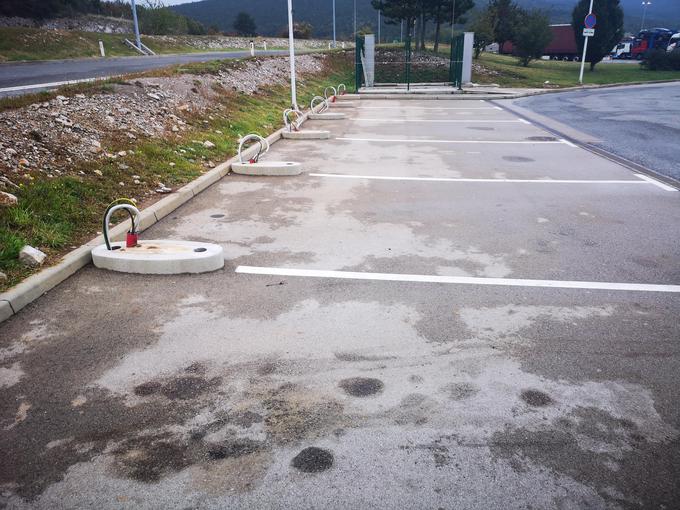 Površine za polnjenje električnih avtomobilov trenutno na Kozini. | Foto: Gregor Pavšič
