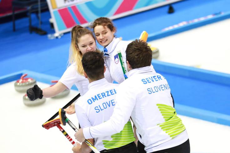 Mlada slovenska ekipa v curlingu, ki je pred turnirjem na jakostni razvrstitvi reprezentanc zasedala neslavno zadnje mesto, je v predtekmovanju na presenečenje vseh osvojila drugo zmago. | Foto: arhiv OKS