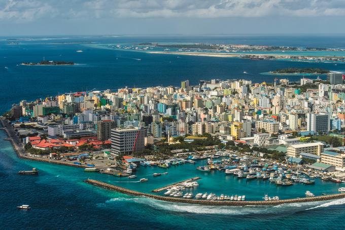 To je Malé, glavno mesto Maldivov. Povprečna nadmorska višina na Maldivih je samo en meter, zato so jo marsikje na otočju umetno dvignili, da bi preprečili prepogosto poplavljanje v primerih orkanskega vremena in omilili škodljive učinke morebitnega dvigovanja morske gladine zaradi globalnega segrevanja. A če se uresničijo napovedi znanstvenikov, da bo na nekaterih rajskih otokih, če se ne bo nekaj drastično spremenilo, v nekaj desetletjih zmanjkalo čiste pitne vode, bo Malé morda nekoč postalo mesto duhov. | Foto: Thinkstock