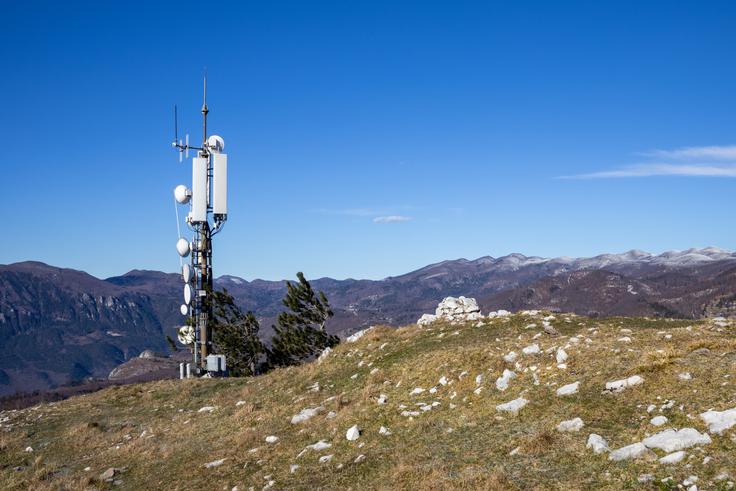 S Sinjega vrha se lepo vidi Čaven (levo) in Golake (desno). | Foto: Matej Podgoršek