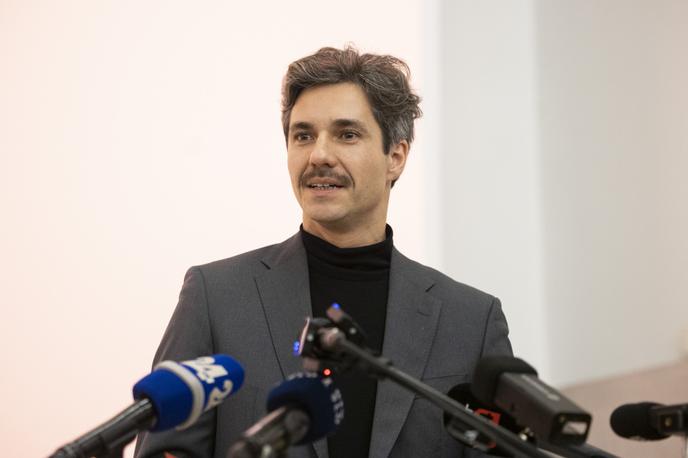 Luka Mesec | Levica je v tem mandatu najmanjša koalicijska stranka z največjim rezultatom, "mini stranka z maksi učinkom", je dejal minister Luka Mesec. Med največjimi uspehi stranke je naštel dolgotrajno oskrbo, stanovanjsko politiko, pokojninsko reformo in medijsko reformo. Z Vesno bodo svoj domet razširili tudi na področje okoljske in šolske politike države, je dodal. | Foto STA