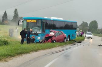 Huda prometna nesreča na Gorenjskem: umrl voznik osebnega avtomobila #foto