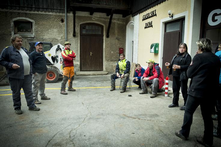 Zaslužena malica za krajane med čiščenjem Jelendola.  | Foto: Ana Kovač