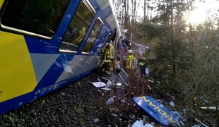 Železniški nesreči na Bavarskem naj bi botrovala človeška napaka 