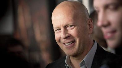 Se Bruce Willis vrača na odrske deske?