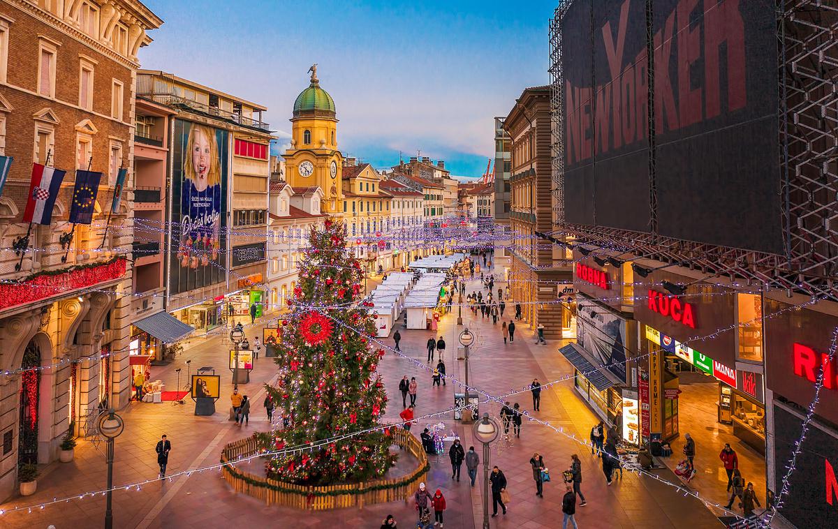 Reka | Na tuje turiste računajo vsa turistična podjetja, ne samo hoteli. V mestu Reka je božični sejem, tako kot v večini drugih hrvaških mest, v polnem razmahu. | Foto TB Reka