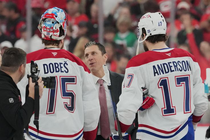 55-letni Kanadčan Rod Brind'Amour je šele sedmi hokejist, ki se je v finale lige NHL uvrstil tako kot kapetan kot tudi trener. | Foto: Reuters