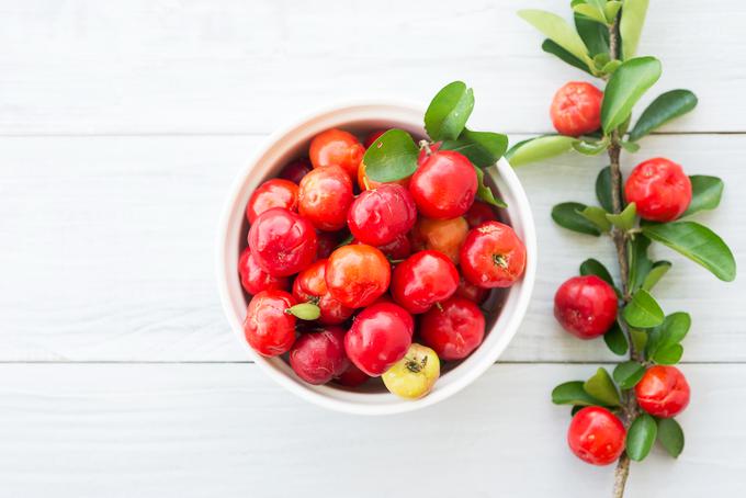 Acerola češnja je vrhunska izbira za krepitev imunskega sistema, saj že samo en majhen sadež vsebuje dnevno priporočeno količino vitamina C za odraslega človeka. | Foto: Getty Images