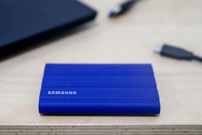 S svojo okrepljeno odpornostjo in trpežnostjo naslavlja zunanji disk Samsung Portable SSD T7 Shield predvsem uporabnike, ki svoj zunanji disk redno nosijo (tudi) na odprtem  | Foto: Ana Kovač