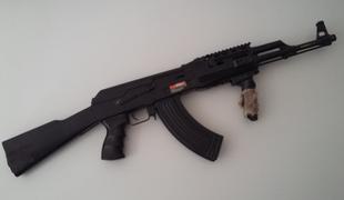 Najstnik z airsoft puško streljal na hišo starejšega para