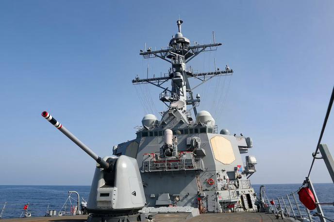 Rušilec USS Milius | Kitajske enote so na območju ves čas v pripravljenosti.  | Foto Reuters