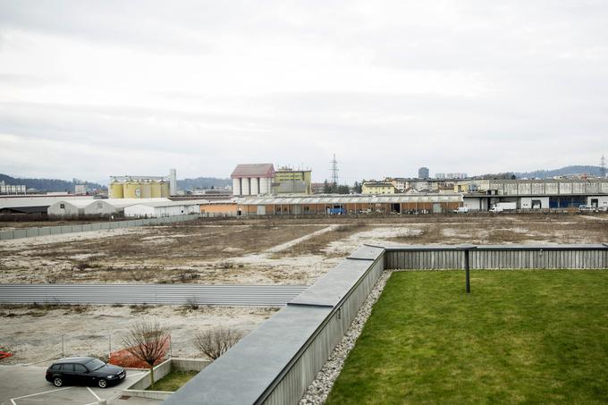 Ikeino zemljišče pred začetkom gradnje. | Foto: Ana Kovač