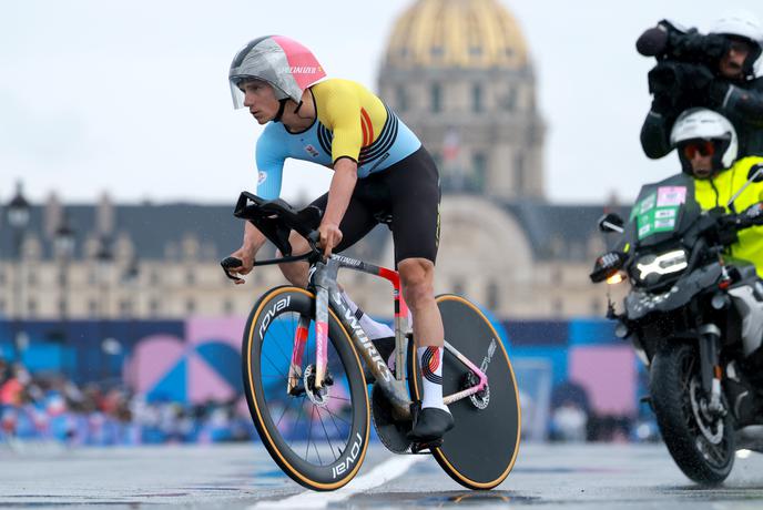 Evenepoel v kaotičnih razmerah do zlata, Ganna se je rešil pred nesrečo, težave Tratnika