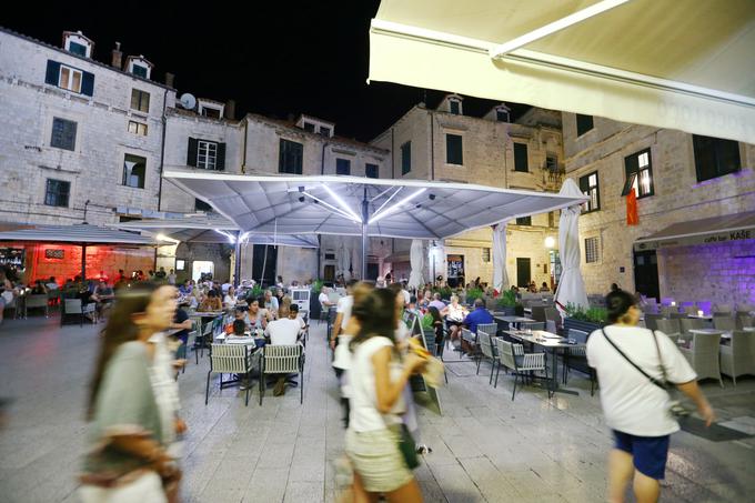 Tako bodo na območjih Splita in Dubrovnika terase gostinskih lokalov lahko obratovale do 22. ure in ne do 20. ure kot doslej. | Foto: Reuters