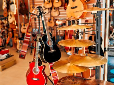 19 Black Friday ugodnosti v Music Maxu, ki bodo navdušile glasbenike in glasbenice