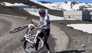 Pogačarja skoraj odpihnilo med pripravami na Tour de France #video