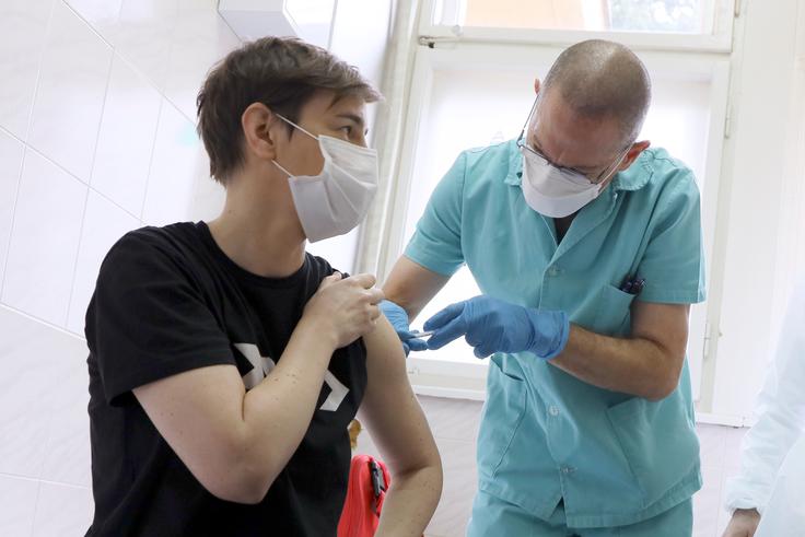 Srbska premierka Ana Brnabić se je decembra lani kot prva od evropskih voditeljev s Pfizerjevim cepivom cepila proti covid-19. | Foto: Reuters