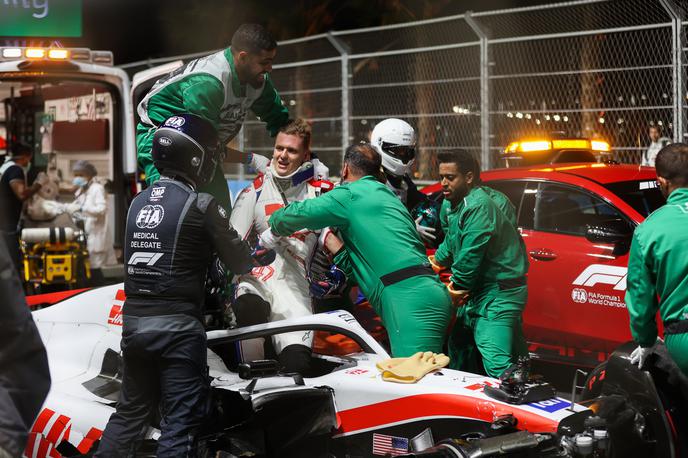 Mick Schumacher | Nemški dirkač Mick Schumacher je včeraj razbil svoj dirkalnik, k sreči pa se pri trku ni poškodoval.  | Foto Guliverimage