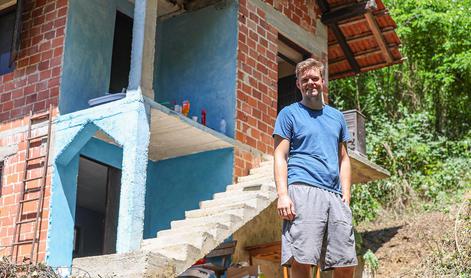 Justus Reid že dva meseca obnavlja hišo, ki jo je kupil za pet tisoč evrov: takšen je njegov napredek