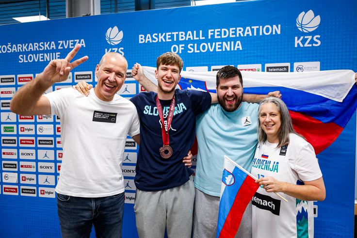 slovenska košarkarska reprezentanca U19, vrnitev v Slovenijo | Foto: Aleš Fevžer
