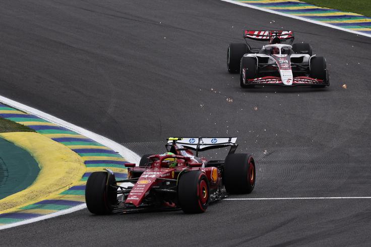 Lewis Hamilton je bil v Interlagosu na kvalifikacijah samo 13., na dirki pa sta se mu v prvem krogu zgodila dva manjša dotika. S poškodovanim dirkalnikom je sicer dirkal naprej, sredi dirke pa nato parkiral v boksih. | Foto: Reuters