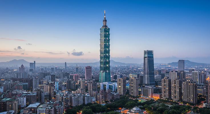 Kitajski hekerji po navedbah tajvanske agencije za nacionalno varnost najpogosteje uporabljajo štiri glavne taktike, in sicer (daleč najpogosteje) zlorabljanje znanih ali novoodkritih ranljivosti v programski ali strojni opremi, kibernetske napade DDoS, ki ohromijo delovanje internetnih storitev, tako imenovane napade prek dobavne verige, pri katerih heker svoje tarče ne napade neposredno, temveč kompromitira enega od členov v komunikacijski verigi, na primer legitimno posodobitev programske opreme, in družbeni inženiring, v prvi vrsti prepričevanje žrtev, da si računalnike okužijo kar same. | Foto: Shutterstock