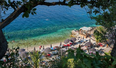Noro početje starejšega moškega na plaži pri naših sosedih