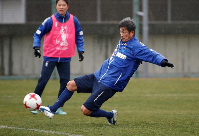 Na azijskih nogometnih zelenicah se za žogo in zadetki še vedno podi Japonec Kazujoši Miura, s 50 leti najstarejši nogometaš in strelec zadetkov. Nekdanji japonski reprezentant in tudi član zagrebškega Dinama je danes član FC Jokohama v drugokakovostni japonski ligi. | Foto: Reuters