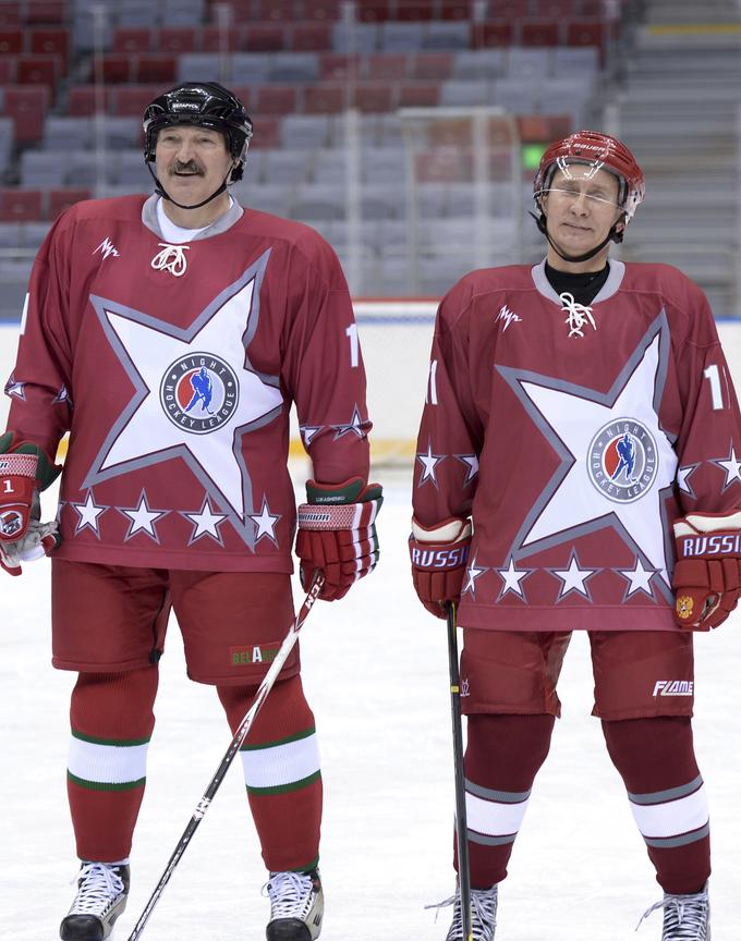 Veliki ljubitelj hokeja Lukašenko, pogosto ga igra z ruskim predsednikom Vladimirjem Putinom, te dni ne more biti navdušen nad predstavami Belorusov na SP. Putin je lahko z igro zbornaje komande precej bolj. | Foto: Reuters