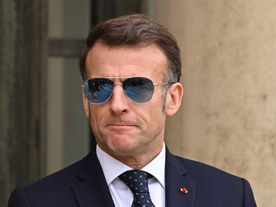 Macron opozarja Lukašenka: ne pridruži se vojni v Ukrajini